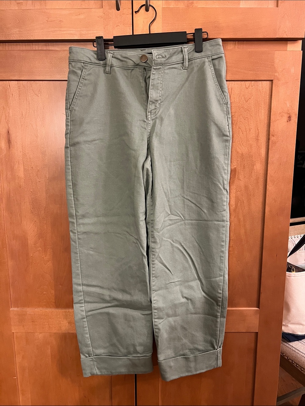 d. jeans Cropped Ankle Pants in Sage Green